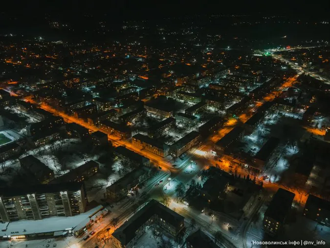 Як виглядає засніжене волинське місто з висоти вночі (фото)
