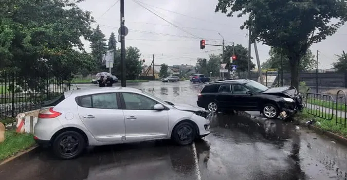 Виїхала на «зустрічку»: у Луцьку зіткнулися Subaru і Renault (фото, відео)
