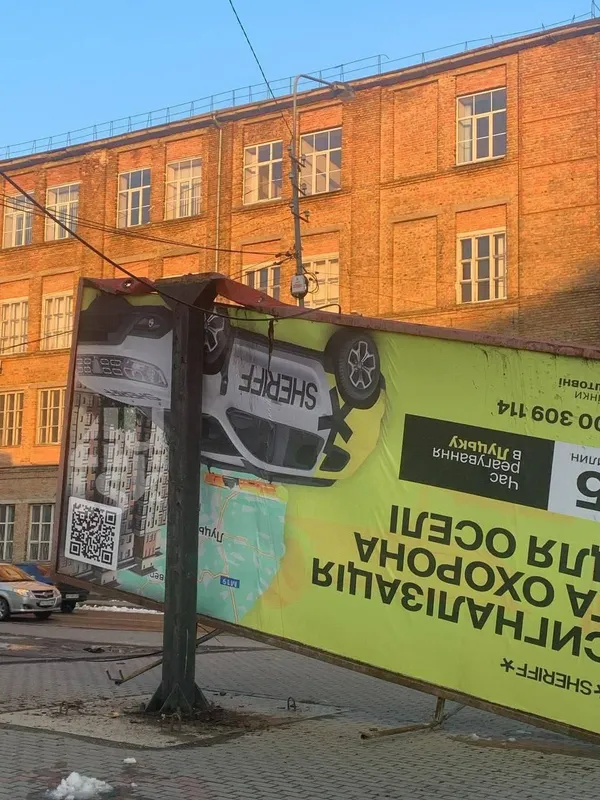 Повідомили деталі падіння білборда у Луцьку (фото, відео)