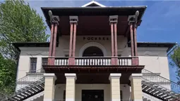 Розбиті вікна та вирвані дроти: у Луцьку зловили підлітків, які руйнували дитячу залізницю (фото)