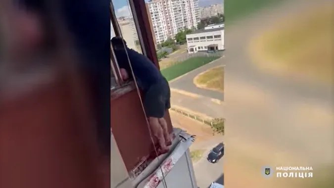 У Києві чоловік вистрибнув з 10-го поверху і заплутався в дротах (відео)