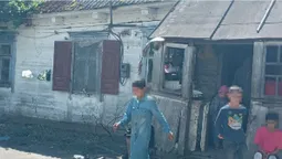 Без тестування і по 12 людей у кімнаті: на Волині перевірили карантинні умови в ромів (фото)