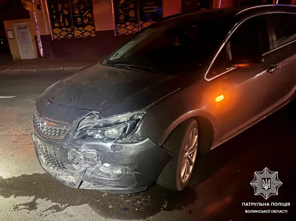 Догори колесами: у Ковелі п'яний на «бесі» збив дорожній знак та перекинувся (фото)