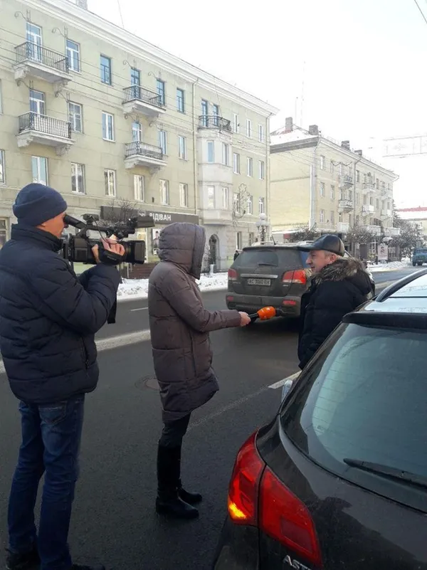 Сирени і проблискові маячки: як лучани реагують на авто зі спецсигналами (фото)