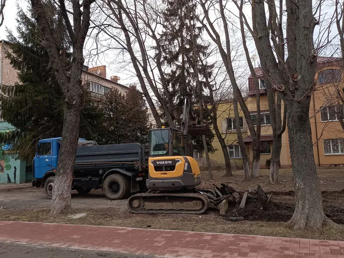 Роблять сквер і бордюри: що коїться на проспекті Волі у Луцьку (фото)