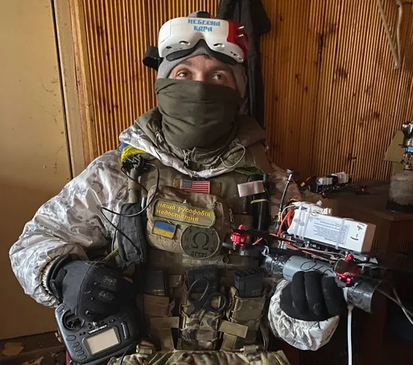 Оператор тримає в руках FPV-дрон від «Ескадрону»