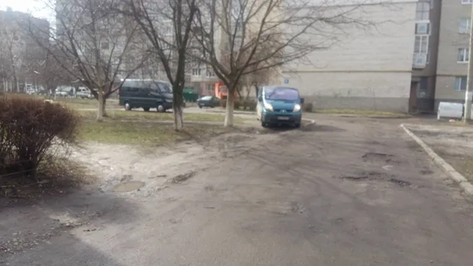 Авто купили, а паркуватись не навчились: у Луцьку ловили порушників (фото)