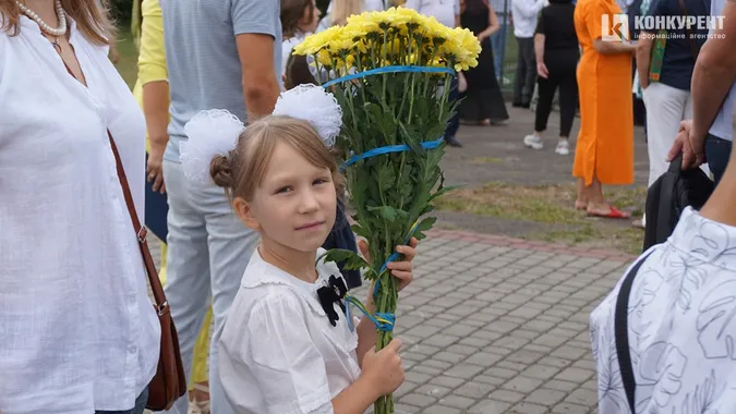 Як відзначили перший дзвоник у Луцькому ліцеї №9 (фото)