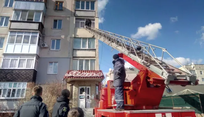 На Харківщині чоловік погрожував викинути 11-місячну дитину з вікна