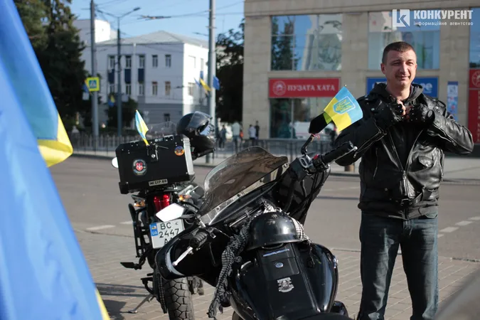 Шоломи і вишиванки: як у Луцьку минув велопробіг до Дня міста (фото, відео)