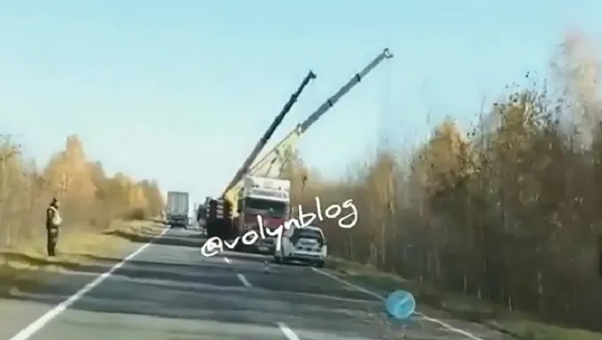 На Волині фура злетіла у кювет і перекинулася (відео)