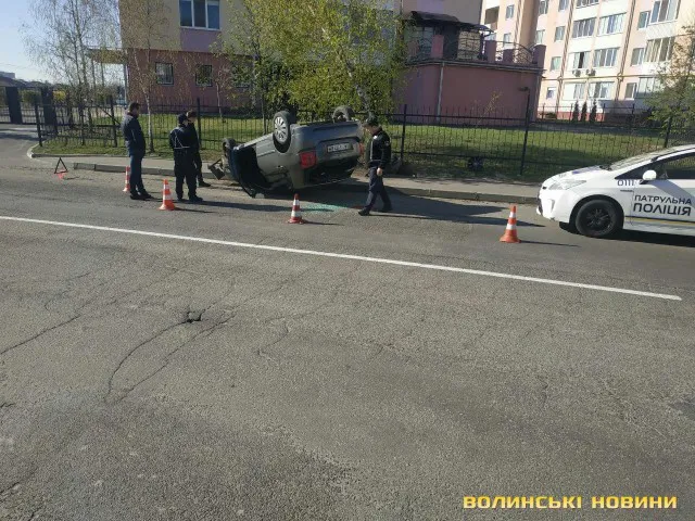 ДТП на Чорновола: авто в'їхало в дерево і перекинулося на дах (фото, оновлено)