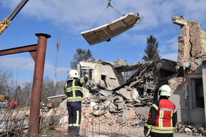 Внаслідок російського ракетного удару по телевежі в Рівному загинули 9 людей (фото)