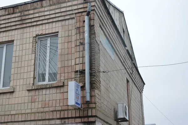 У Луцьку з будинку на тротуар обвалилася плитка (фото)