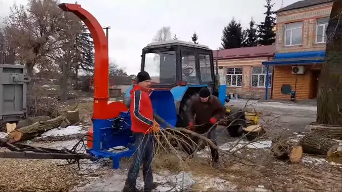 Відео дня: у громаді на Волині тестили новий подрібнювач гілок