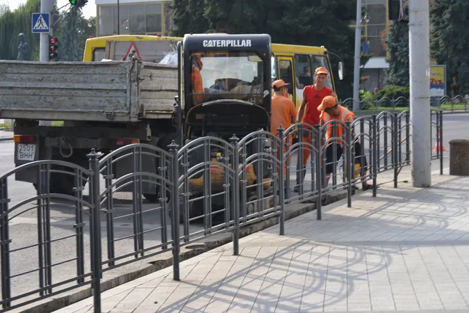 В центрі Луцька після капремонту взялися за облаштування зливової каналізації (фото)
