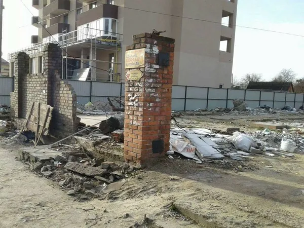 Підприємця змусили прибрати територію, де був ринок «Львівський» (фото) 