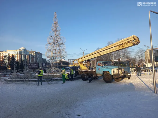Біля «Променя» в Луцьку розбирають ялинку (фото)
