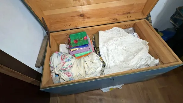 Життя між приданим і клуночком «на смерть»: що зберігає у старовинній скрині 87-річна волинянка