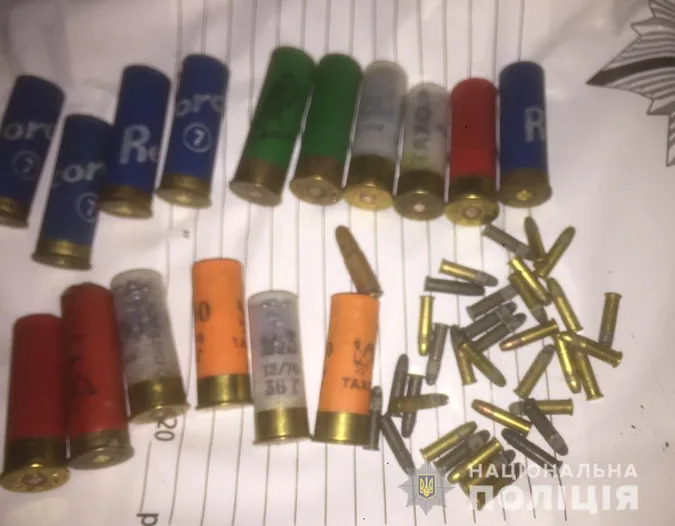 Волинянин у підвалі будинку зберігав набої та детонатори (фото)
