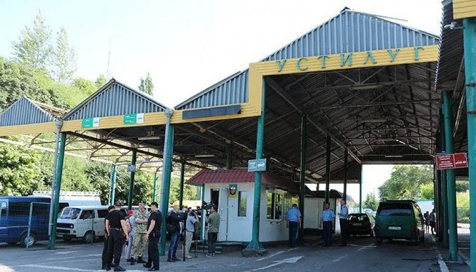 В «Устилузі» призупинять пропуск транспорту за кордон