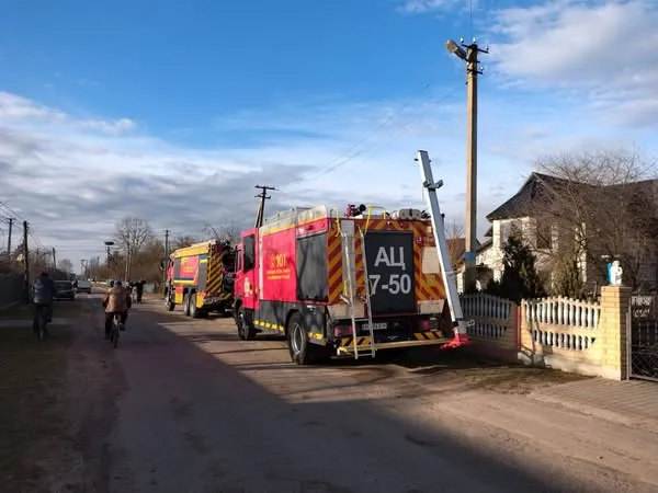 На Ковельщині з невідомої причини горіла господарська будівля (фото)