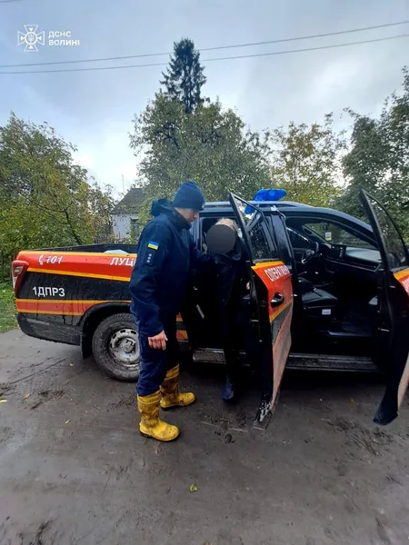 Пробув добу в лісі: волинські рятувальники розшукали 77-річного чоловіка (фото)