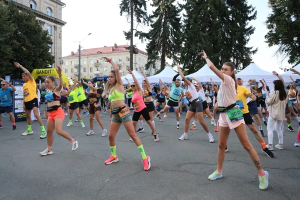 У Луцьку пробігли благодійний MHP Run4Victory: зібрані кошти спрямують на підтримку 100-ї ОМБр (фото)