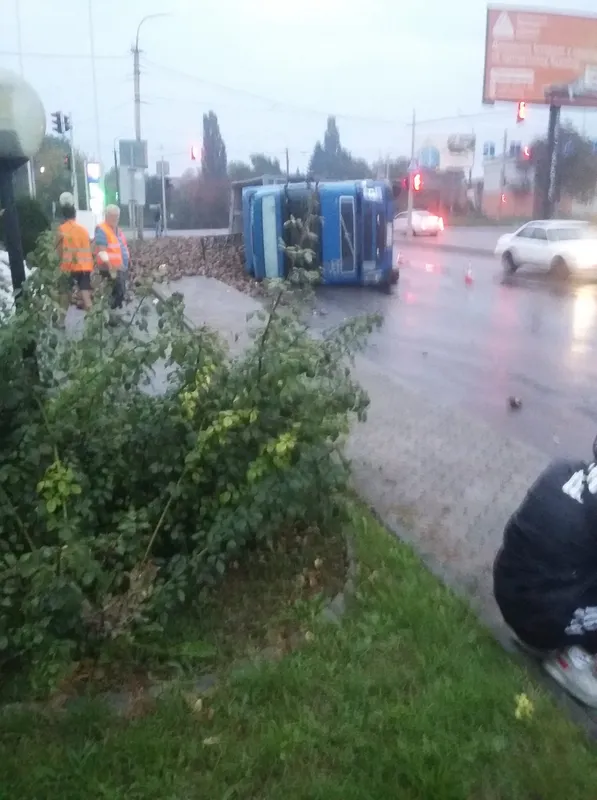 На Дубнівському перехресті в Луцьку перекинулася вантажівка з буряками (фото, відео)