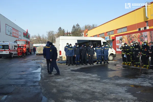 Швидка, пожежники і поліція: що трапилося біля «Нової лінії» у Луцьку (фото)