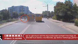 Через подвійну смугу: у Луцьку дві маршрутки влаштували перегони (відео)