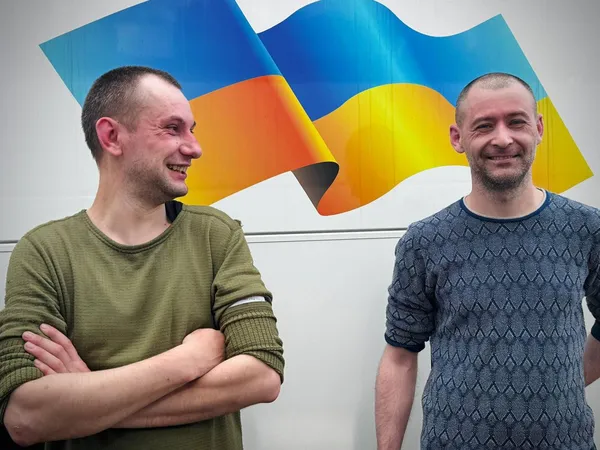 Звільнені українці повертаються додому: відбувся новий обмін військовополоненими (фото)