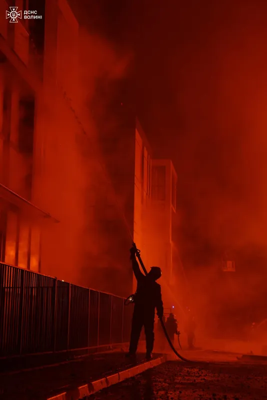 Масштабна пожежа під Луцьком: вогонь гасили аж до ранку (фото, оновлено)