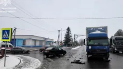 Chery не пропустив вантажівку: у Луцькому районі – серйозна ДТП (фото)