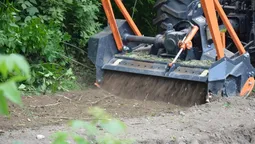 У луцькому парку показали, як боротимуться із чагарниками завдяки мульчеру (фото,  відео)