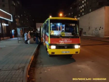 У Луцьку водій маршрутки затис жінку дверима та протягнув її по дорозі