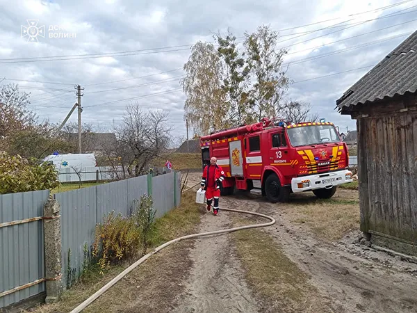 Дим валив через дах: в Маневичах зайнялась господарська споруда (фото)