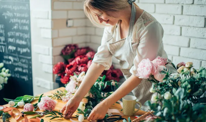 Тюльпани, хризантеми, еустоми та троянди: скільки коштують квіти у Луцьку (відео)