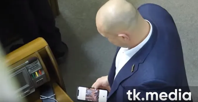 Голими сідницями на обличчя: Киву «застукали» за переглядом непристойного відео (відео)