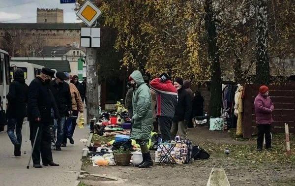 Старе місто перетворюється на Шанхай: лучанина обурила стихійна торгівля на газоні