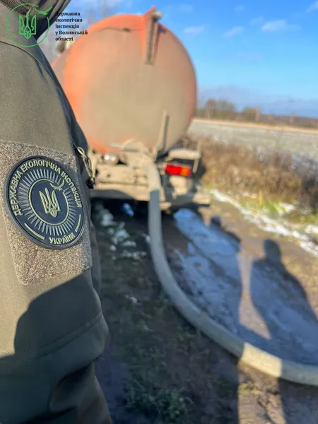 Невідому речовину зливали на Волині