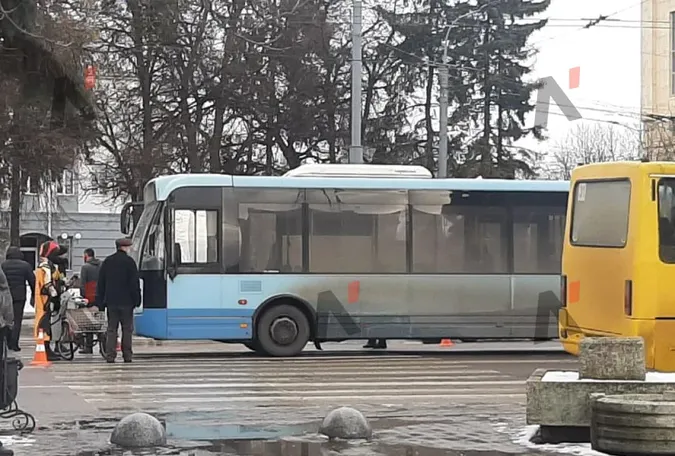 У самісінькому центрі Луцька автобус «зачепив» велосипедиста (фото)