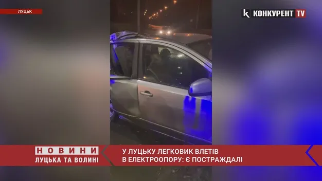 У Луцьку Nissan влетів у стовп – є постраждалі (відео)