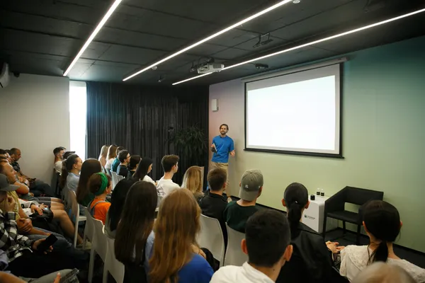 У Луцьку архітектор Левко Давидюк розповів, як створити інтер’єр, що зароблятиме гроші (фото, відео)
