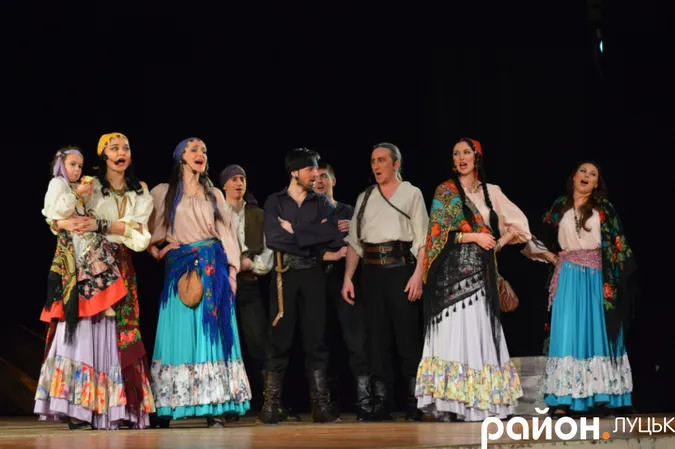 У Луцьку пенсіонерам безкоштовно показали виставу (фото)