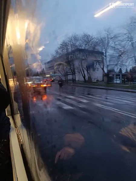 Ранкова аварія у Луцьку: машині розтрощило передок (фото)