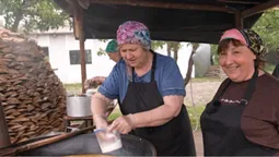 На Волині жінки варять і вакуумують борщ для бійців на передовій (фото)