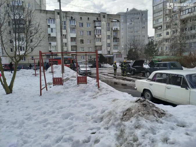 Просто посеред двора: у Луцьку згорів автомобіль (фото). ОНОВЛЕНО