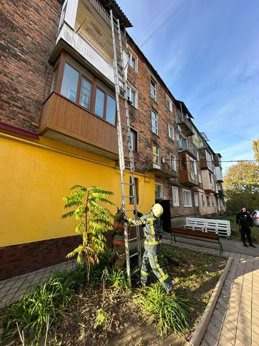 У Нововолинську рятувальники увійшли до квартири і переклали жінку на диван (фото)