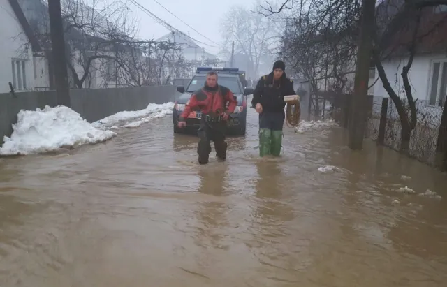 Луцькрада дала тисячу гривень, щоб нагодувати борців з підтопленням